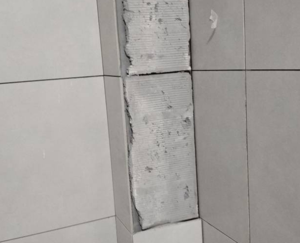 石泉瓷砖空鼓维修公司分享下瓷砖施工前基层浇水润湿程度不足，可能导致以下问题