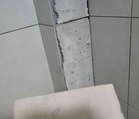 石泉瓷砖空鼓维修公司分享下厨房瓷砖脱落的补救措施。
